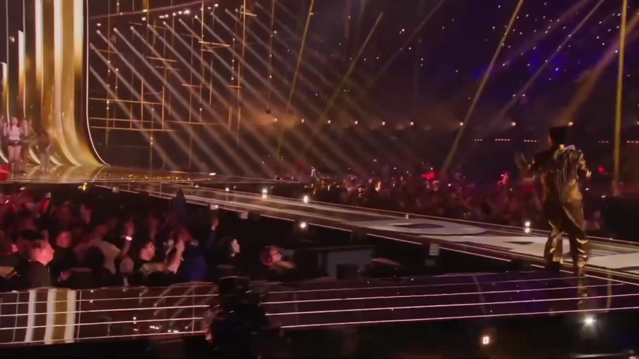 JJ бежит к Даре и кричит BITCH